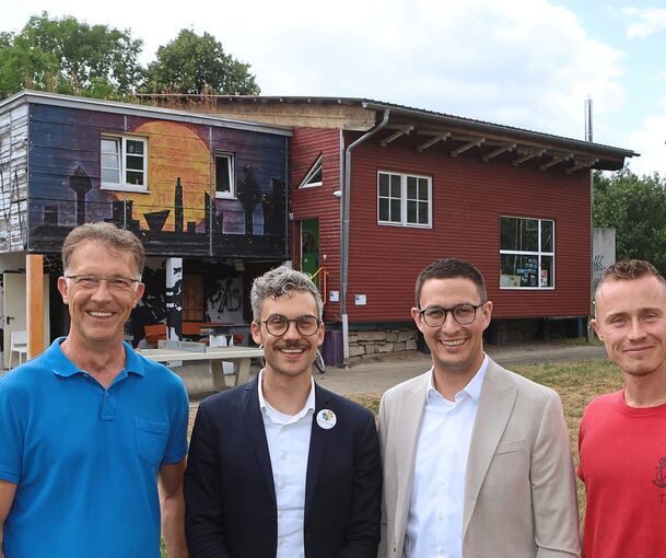 Ex-Bürgermeister Martin Gerlach, Julian Bach von der Caritas, Walheims Bürgermeister Christoph Herre und Jugendhausleiter Tim Schuster bei der 20-Jahr-Feier des Jugendhauses Dschunke.