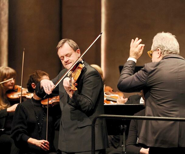 Einer der eigenwilligsten Violinvirtuosen der Gegenwart: Frank Peter Zimmermann beim Konzert im Forum.