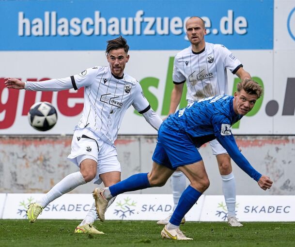 Großer Einsatz, wenig Ertrag: Freibergs Tnio Bradara (rechts) gegen Sandhausen um David Mamutovic.