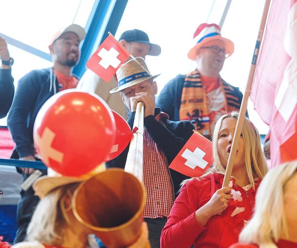 Sogar ein Alphorn ist aufg der Fantribüne zu finden.