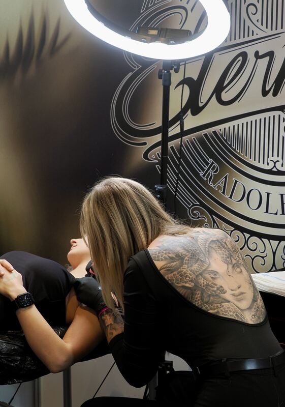 Die Tattoo-Künstlerin zeigt, was sie selbst am Körper trägt.