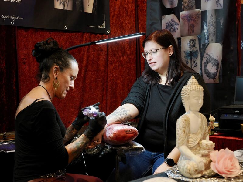 Es sind zunehmend Frauen, die sich eine Tätowierung wünschen.