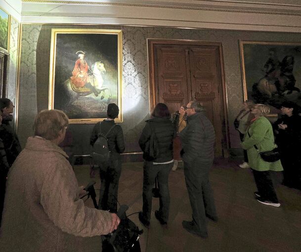 Taschenlampen leuchten Gemälde an.