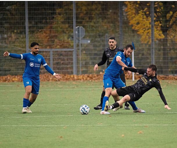 Der FV Kirchheim (in Blau) fährt einen verdienten Sieg ein.