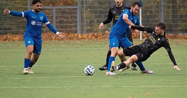 Der FV Kirchheim (in Blau) fährt einen verdienten Sieg ein.