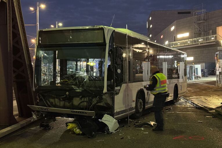 Linienbus fährt in Autos und Passanten