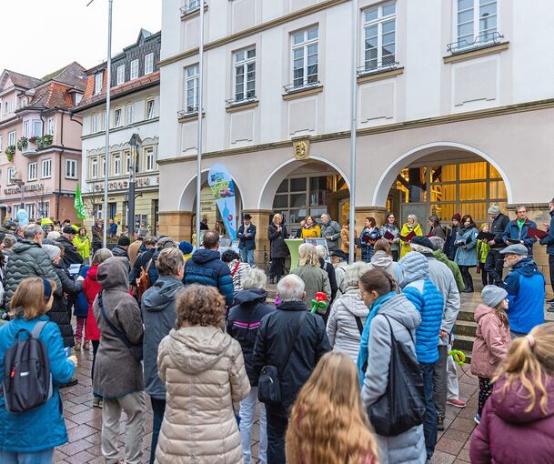 Rund 200 Teilnehmer sind zur Kundgebung des Bündnisses für Demokratie und Vielfalt vors Marbacher Rathaus gekommen.