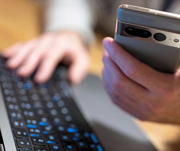 Bei einem Geschäft über ein Online-Kleinanzeigen-Portal verlieren zwei Frauen eine Menge Geld.