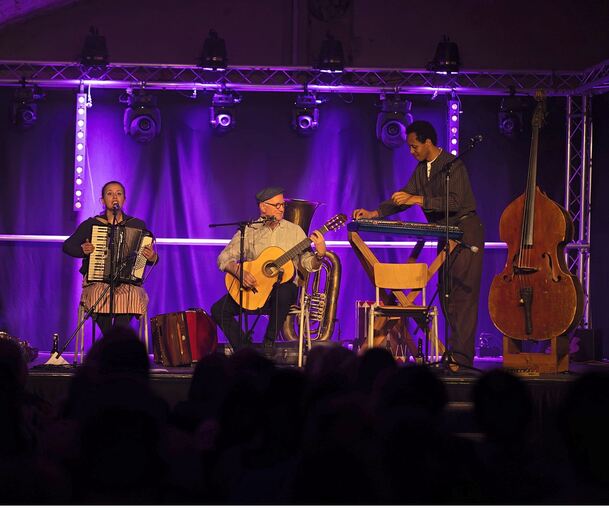 Sarah und Hans Well sowie Komalé Akakpo (v.l.) bei ihrem Auftritt im Bönnigheimer Kulturkeller.