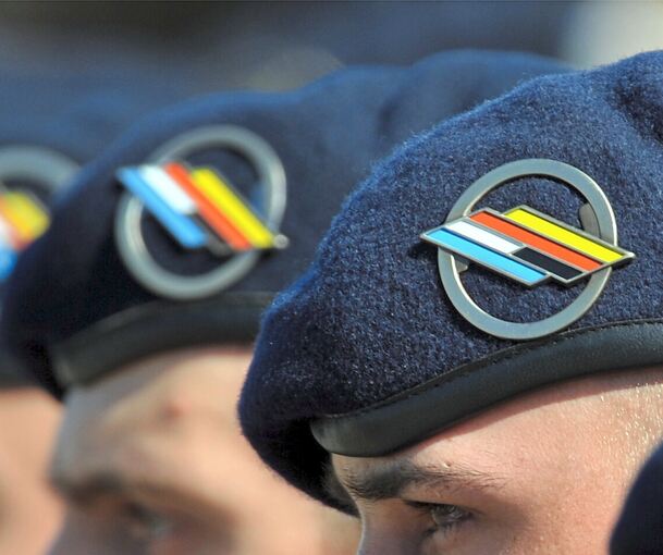 Das Barett der Deutsch-Französischen Brigade trägt ein Logo, das im Kreis die deutsche und die französische Flagge vereint.