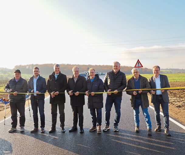 Am Montagvormittag ist die Kreisstraße offiziell eröffnet worden: Die Politiker haben hart miteinander und mit den Bauern um die beste Lösung für die Kreisstraße gerungen.