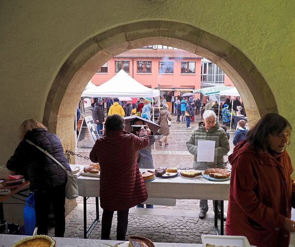 In der Hauptstraße sind während der Kirbe viele Stände aufgebaut.