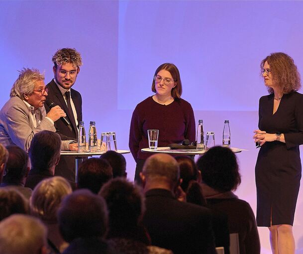 Auf dem Podium: Andrea Wechsler (rechts) spricht mit Ulrich Krüger (links), Baptiste Bouchet und Franziska Wendte.