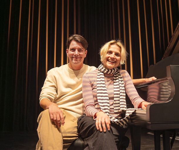 Gute Laune am Flügel: Hauptdarstellerin Mala Emde mit Festivalchef Jochen Laube.