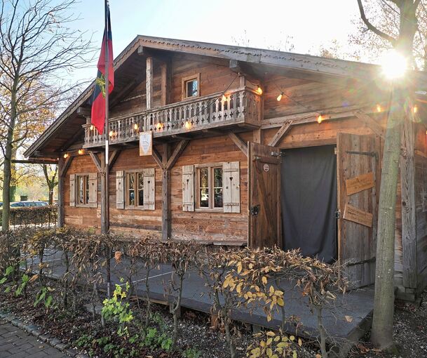 Die Monrepos-Hütte steht neben dem Seeschloss und wird in der kalten Jahreszeit bewirtet.
