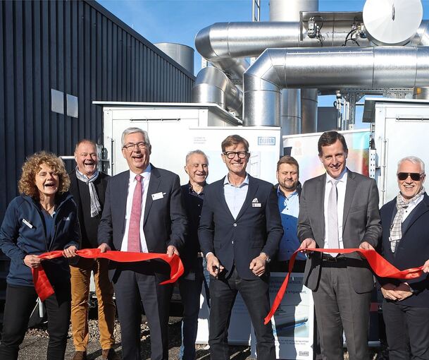 Haben Spaß bei der Einweihung (in der vorderen Reihe): Beate Michl (Projektleitung Dürr) Landrat Dietmar Allgaier, York Boeder (Geschäftsführer Marabu) Sebastian Baumann (Geschäftsführer Dürr) und Katharina Maier (Projektleitung Marabu)