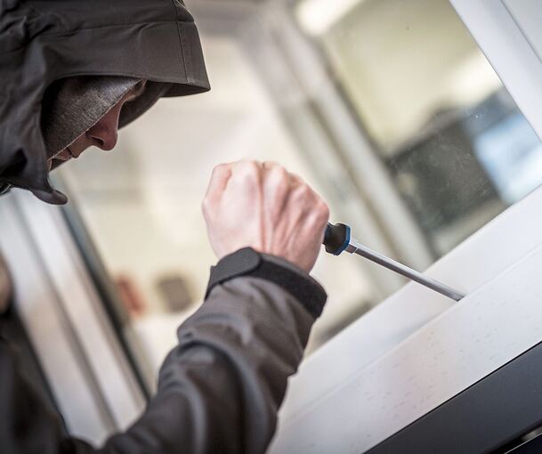 In beiden Fällen sind die Einbrecher über ein Fenster eingestiegen.