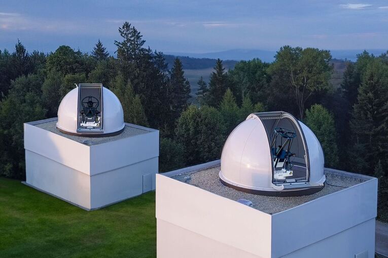 Zwei Weltraumteleskope