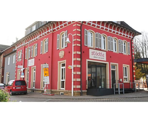 Das sanierte Gebäude in der Weinstraße 3 liegt direkt neben dem Bahnhof.