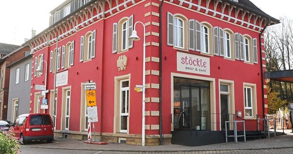 Das sanierte Gebäude in der Weinstraße 3 liegt direkt neben dem Bahnhof.