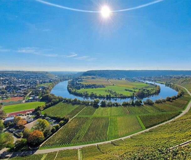 Die Anlage soll an der Mundelsheimer Neckarschleife entstehen, zwischen der Kläranlage (links unten) und dem Uferweg.