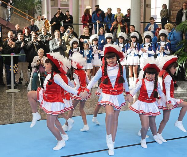 Die Kindergarde der Narrenoberliga präsentiert im Rathaus erstmals ihren neuen Marschtanz.