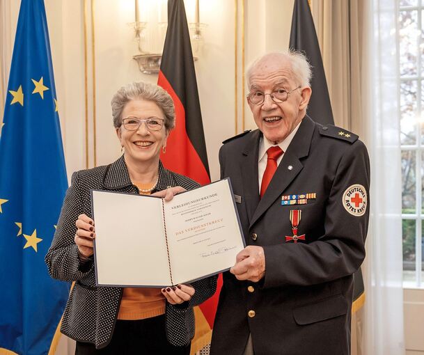 Barbara Bosch überreicht Walter Adler in Stuttgart das Bundesverdienstkreuz.