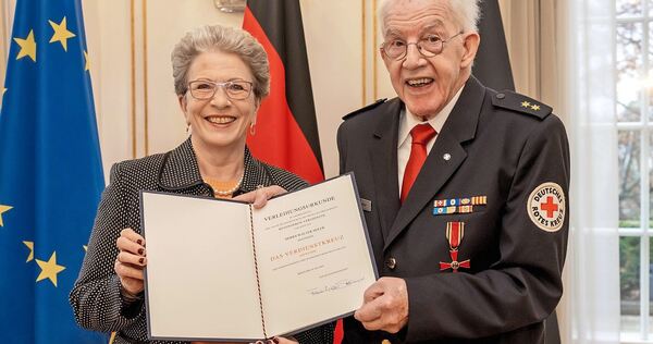 Barbara Bosch überreicht Walter Adler in Stuttgart das Bundesverdienstkreuz.