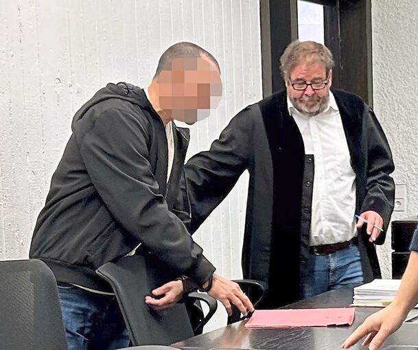 Im Stuttgarter Landgericht berichtete am Dienstag der psychologische Gutachter über die Verfassung des Angeklagten (links im Bild, mit seinem Verteidiger).