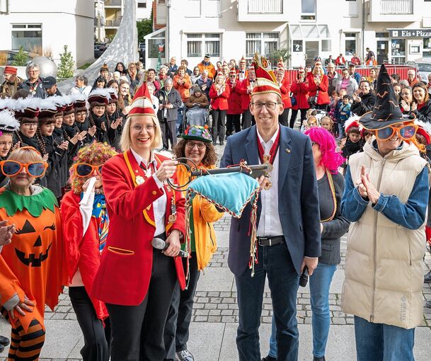 Carnevalsfreunde-Präsidentin Sarah Väth ergattert den heißumworbenen Rathausschlüssel von Bürgermeister Torsten Bartzsch.