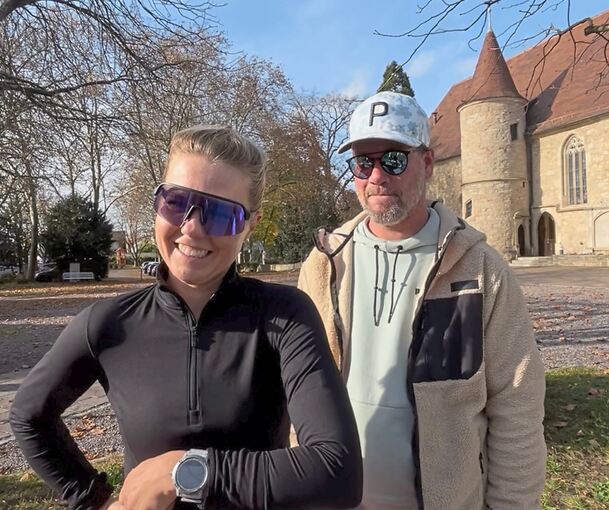 Joyce Hübner und Sven Dünnwald vor der Michaelskirche in Asperg.