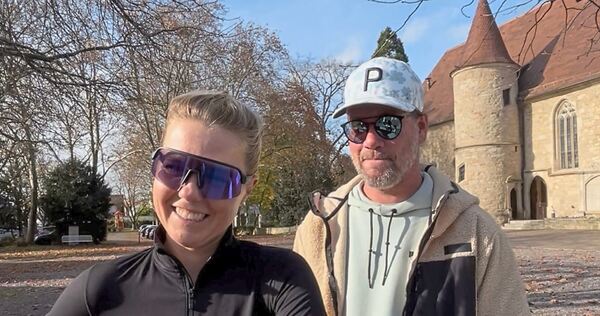 Joyce Hübner und Sven Dünnwald vor der Michaelskirche in Asperg.