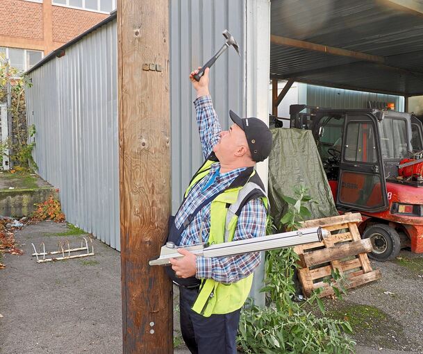 Paunescu Teodor überprüft seit 13 Jahren Holzmasten in ganz Deutschland.
