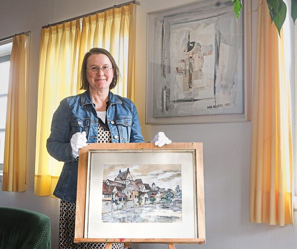 Die Namensgleichheit ist Zufall: Stadtarchivarin Sandy Richter zeigt die beiden Bilder von Luisa Richter, mit denen sich die Kinder beschäftigen.