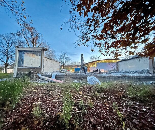 Hinter der Wand links verbirgt sich das Wassermann-Kunstwerk.