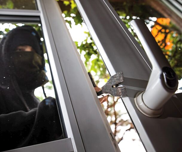 Die Einbrecher hebelten zwei Fenster auf. Die Einbrecher hebelten zwei Fenster auf.
