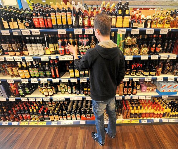 Bei Testeinkäufen wird Jugendlichen zum Teil hochprozentiger Alkohol verkauft. Bei Testeinkäufen wird Jugendlichen zum Teil hochprozentiger Alkohol verkauft.