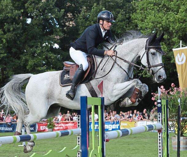 Jan Müller auf Pferd Ciricu – hier beim Pferdemarktturnier in Bietigheim-Bissingen.