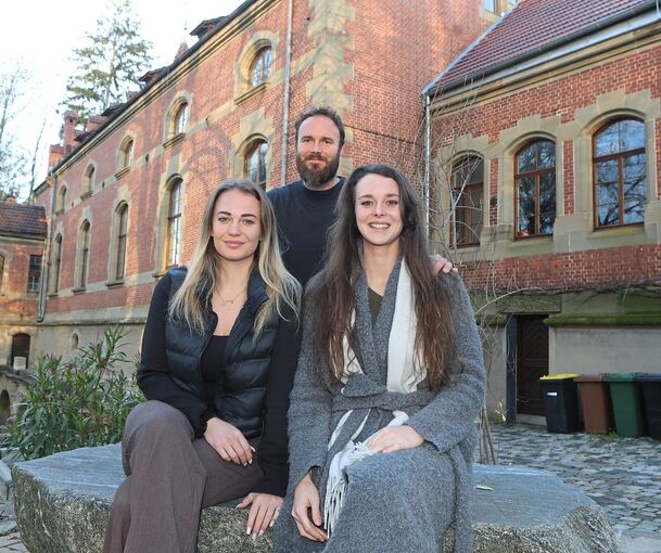 Eileen, Yves und Laura Bräutigam (von links) haben mit dem alten Wasserkraftwerk an der L 1100 noch viel vor.