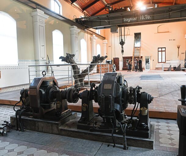 Alte Maschinen erinnern an die Zeit als Laufwasserkraftwerk.