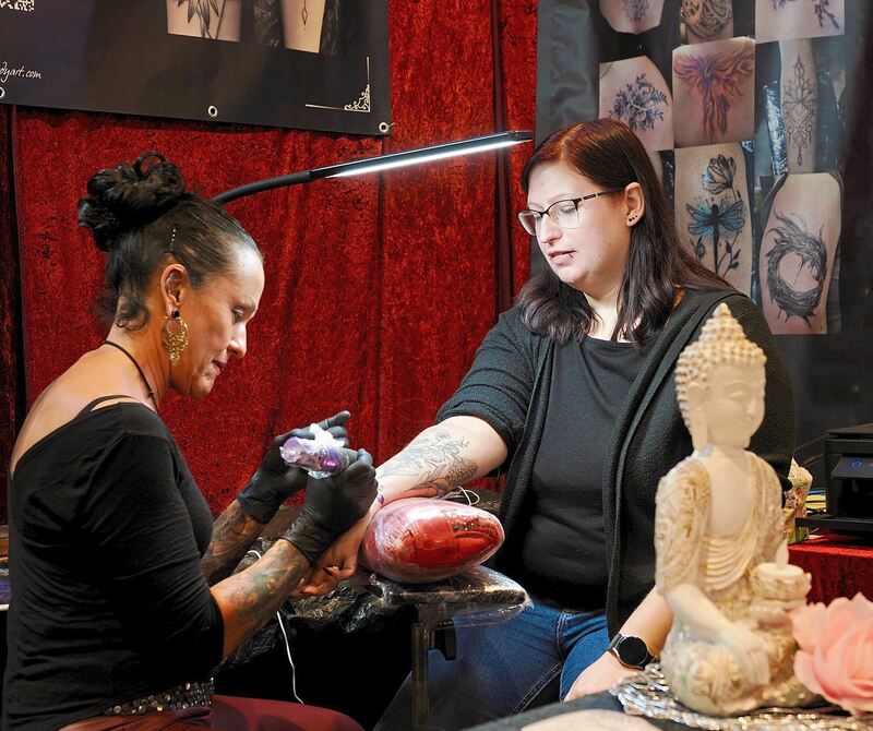 Immer mehr Frauen lassen sich ihre Haut dauerhaft verschönern.