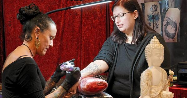 Immer mehr Frauen lassen sich ihre Haut dauerhaft verschönern.