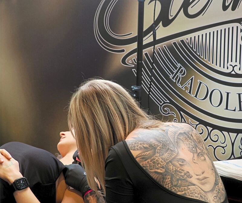 Auch an der Nadel sind immer mehr Frauen aktiv.