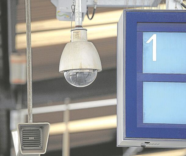 Mehr Videoüberwachung trägt aus Sicht der Kommunalpolitik zu einem besseren Sicherheitsgefühl bei – doch gerade Bahn, Bund und Land sperren sich bei der Kostenbeteiligung dafür.