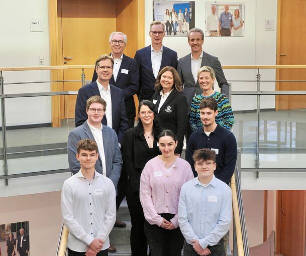 Gruppenbild vor der Preisverleihung: untere Reihe von links: Sebastian Schwertschlager, Mariam Nadaraia und Robin Zorn; zweite Reihe von links: Lucas Franz, Romy Lipinski und Jonas Schneider; dritte Reihe von links: Christian Ruetz, Tanja Abele-Hofme