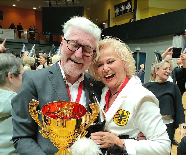 Glücksmoment in Wien: Norman und Dagmar Beck mit dem WM-Pokal.