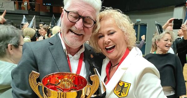 Glücksmoment in Wien: Norman und Dagmar Beck mit dem WM-Pokal.