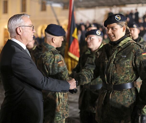Baden-Württembergs Innenminister Thomas Strobl gratuliert einer neuen Soldatin.