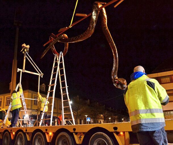 Die Schlange wird auf den Tieflader geladen.