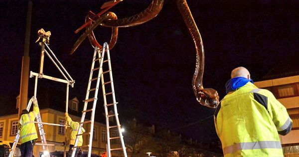 In the cold and under the crane lights: snake sculpture at the Ludwigsburg ...